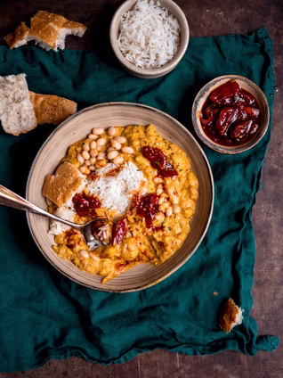 Boterige witte bonencurry met snelle tomatenchutney